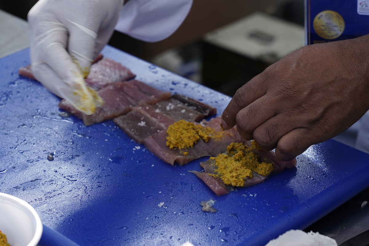 Maldivian chefs preparing kandu kukulhu at a food festival in 2018