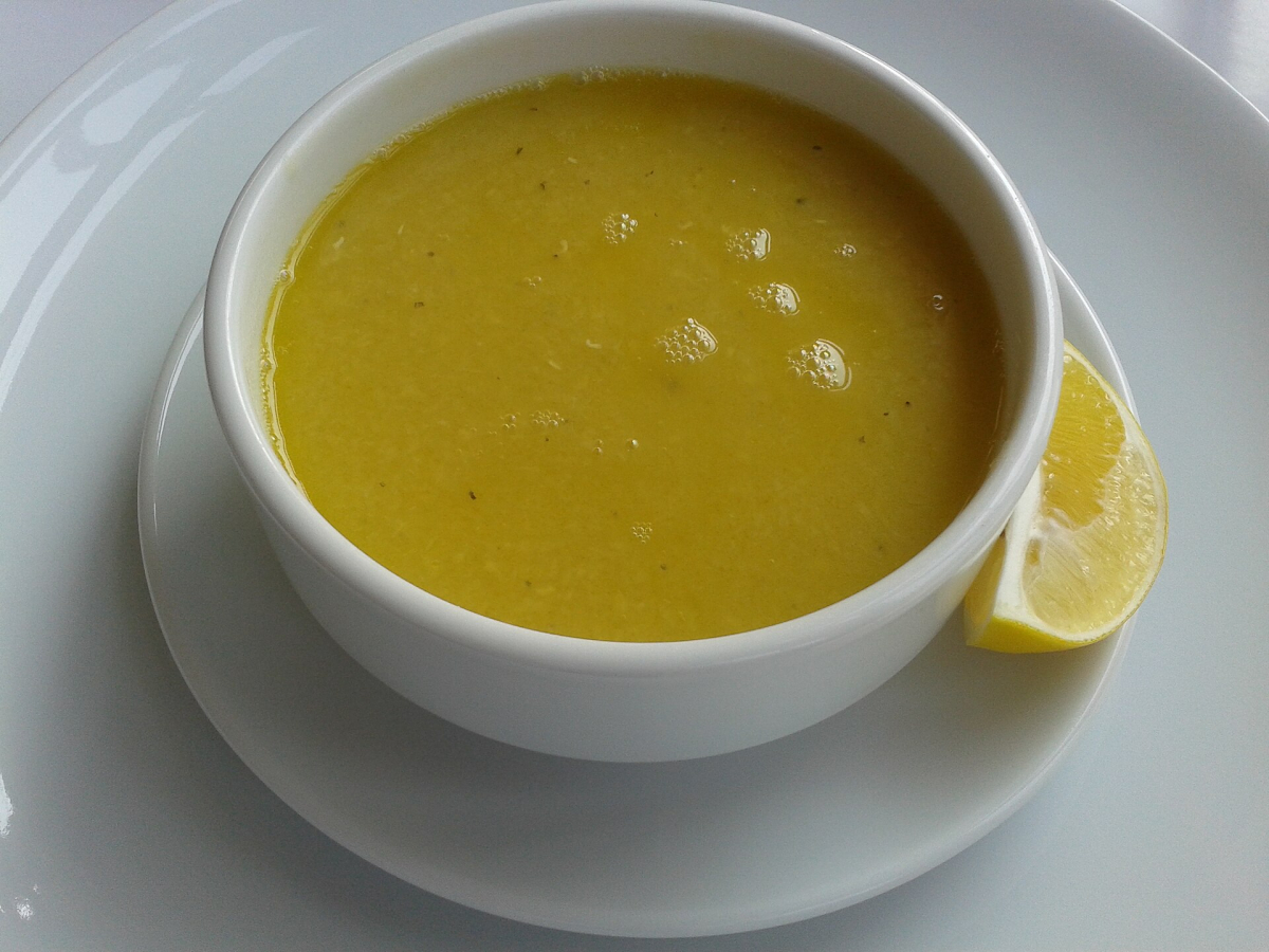 A bowl of Turkish lentil soup with lemon