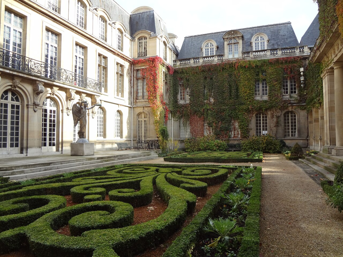 A planted courtyard at the Musée Carnavalet, the museum of the history of Paris.