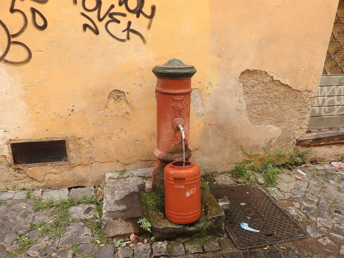 Nasone drinking-water fountain in Trastevere