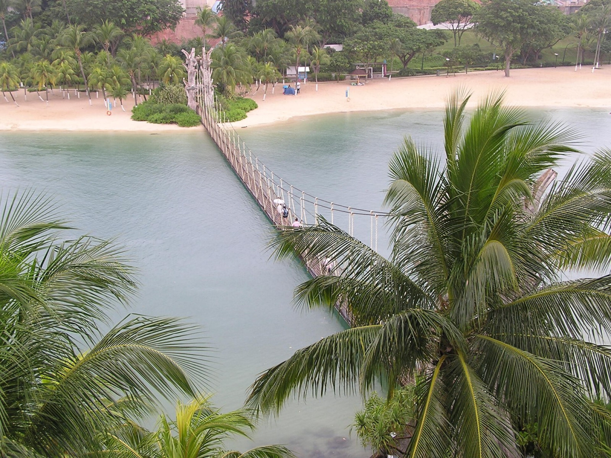 Suspension bridge at Palawan Beach on Sentosa, photographed in 2007. Historical beach view; current access and facilities may differ. Suspension bridge at Palawan Beach on Sentosa, photographed in 2007