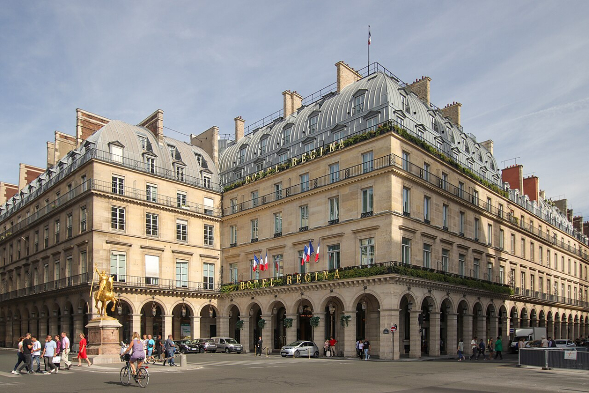 Hôtel Regina Louvre beside Place des Pyramides; an exterior reference view, not a current room photograph.