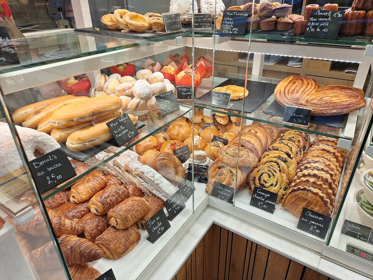 A Paris bakery display photographed in August 2026.