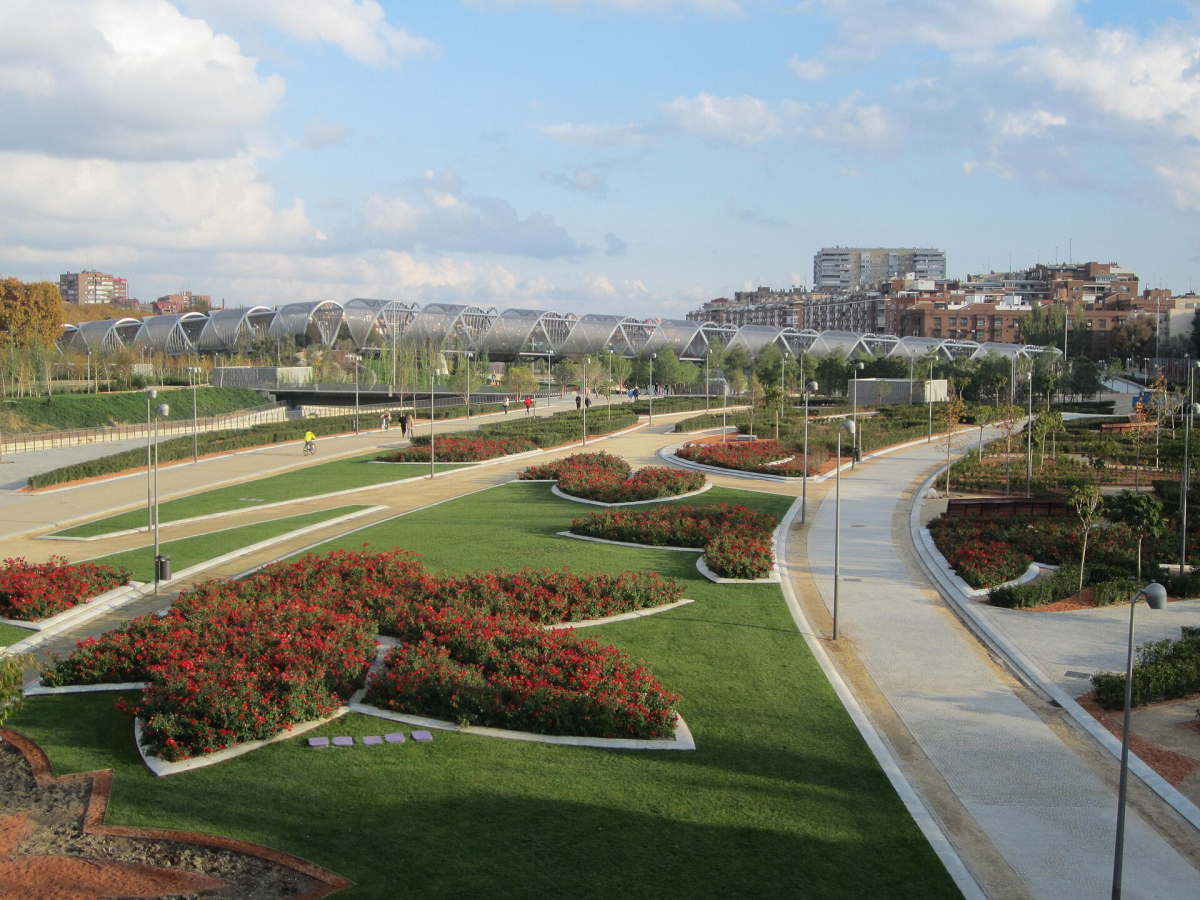 Paths and planting at Madrid Río. Paths and planting at Madrid Río.