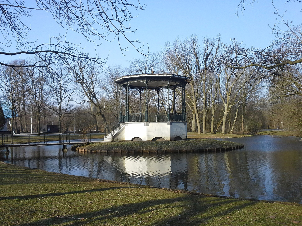 The pavilion and water in Vondelpark.