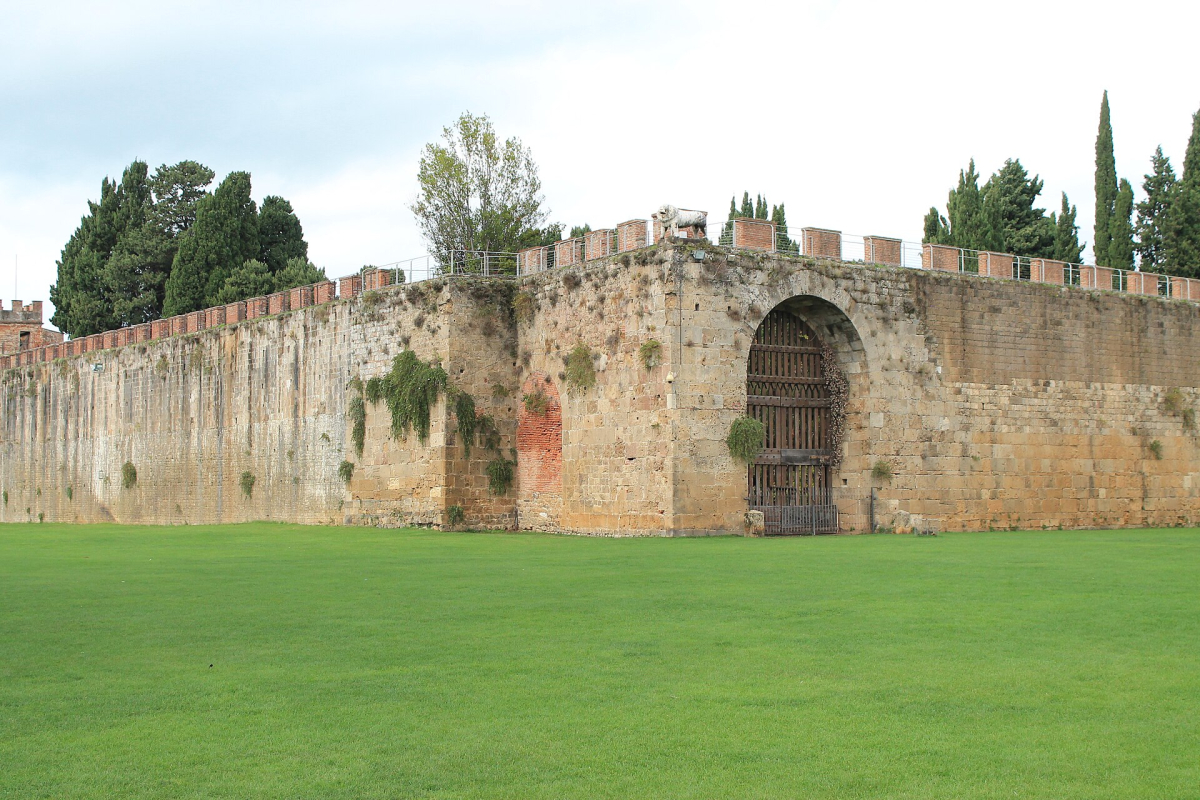 The walls bordering Piazza dei Miracoli, within the first day’s monument area.