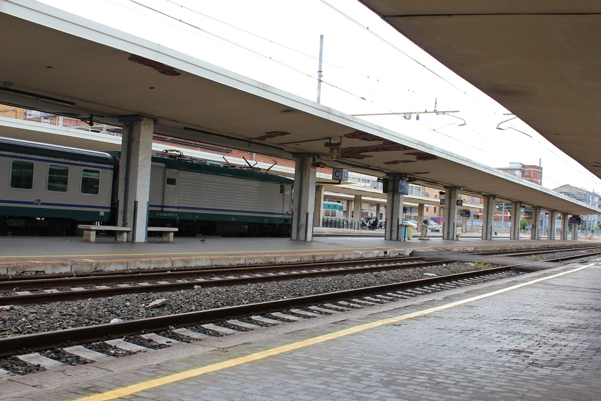 Platforms at Pisa Centrale; confirm current platform and access information for your train.