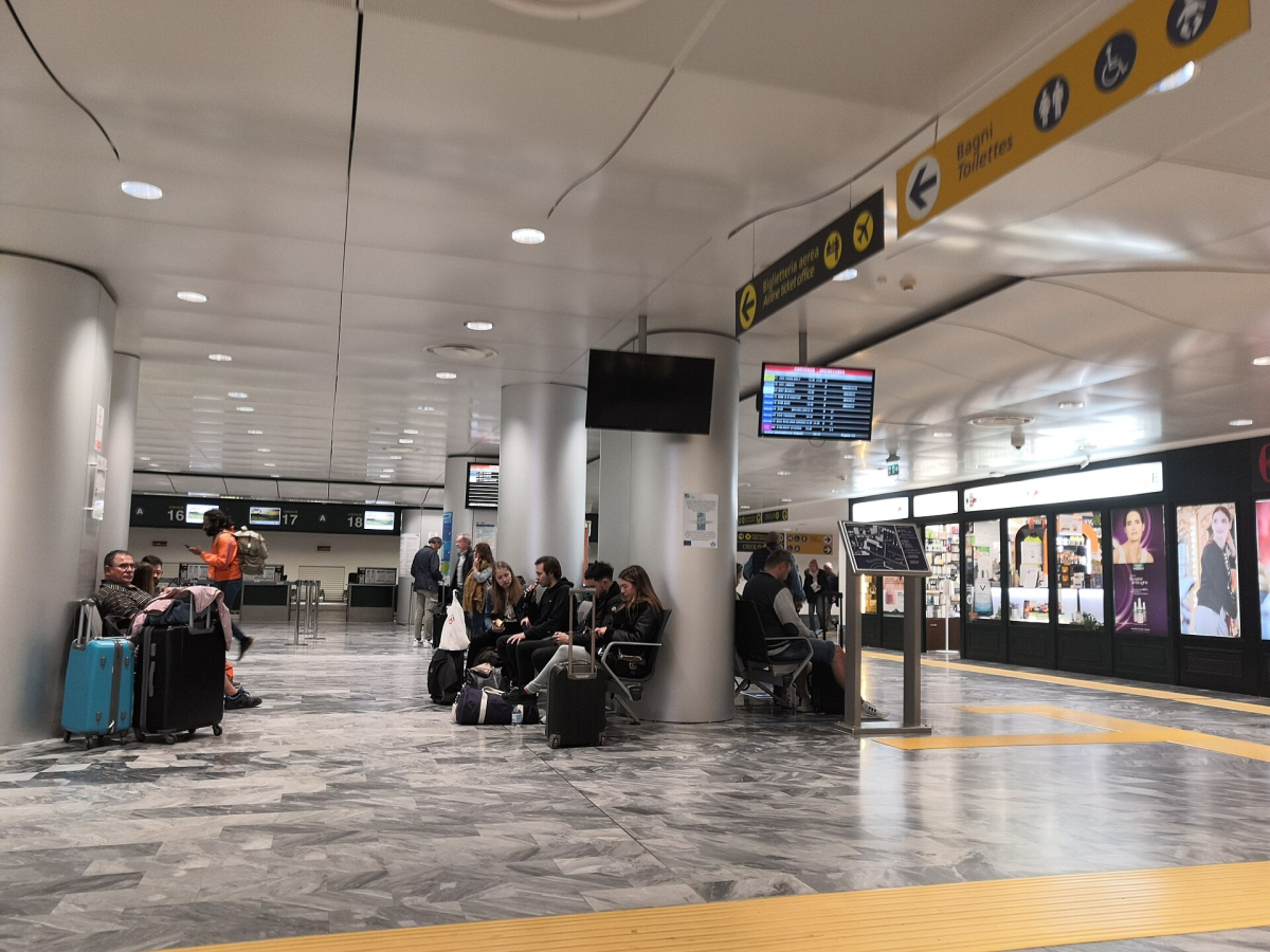 Inside Pisa Airport’s passenger terminal. Inside Pisa Airport’s passenger terminal.