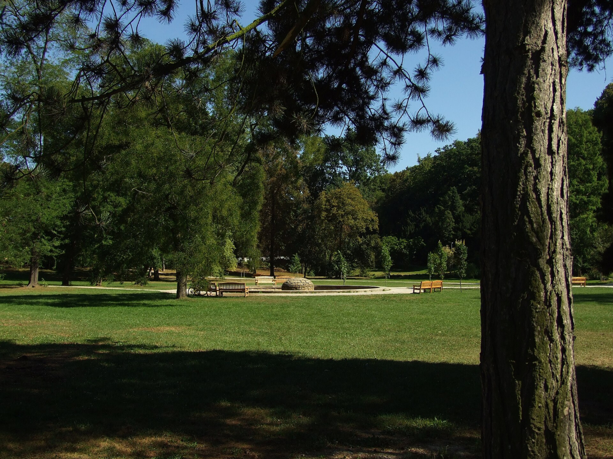 Trees, paths and a fountain in Prague’s Stromovka park