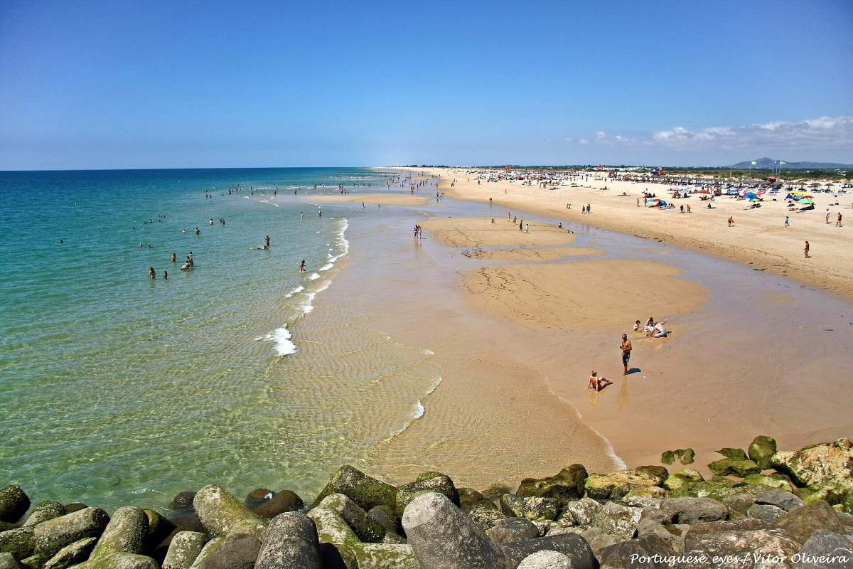 Beach and shoreline at Ilha de Tavira