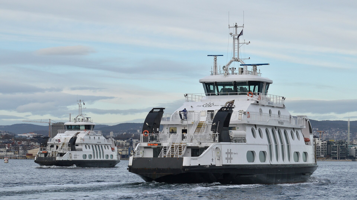 Prinsen and Dronningen on the Oslofjord, photographed on 25 March 2021; vessels and departure arrangements can change.