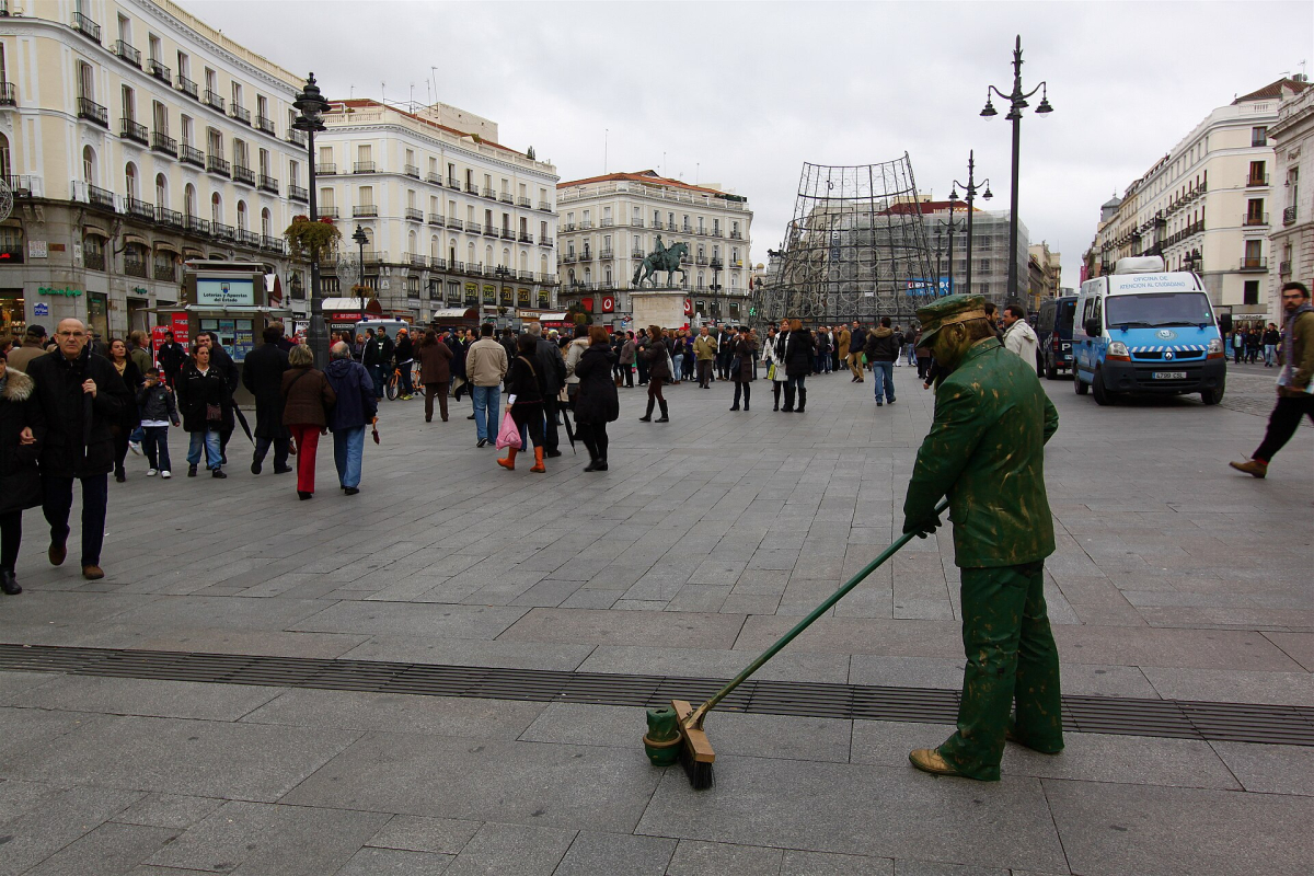 Everyday activity at Puerta del Sol.