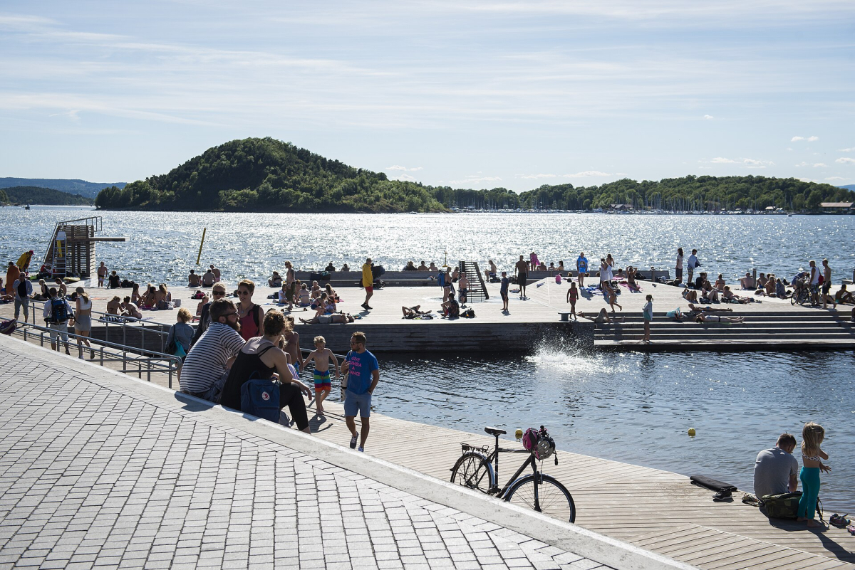 Sørenga’s seawater bathing area with Hovedøya beyond, photographed in August 2015. Sørenga’s seawater bathing area with Hovedøya beyond, photographed in August 2015.