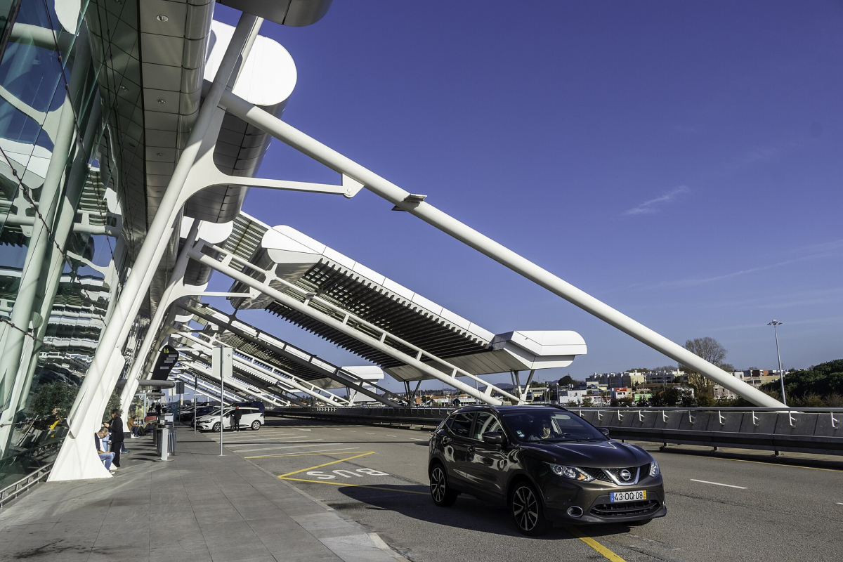 The departures frontage at Porto Airport