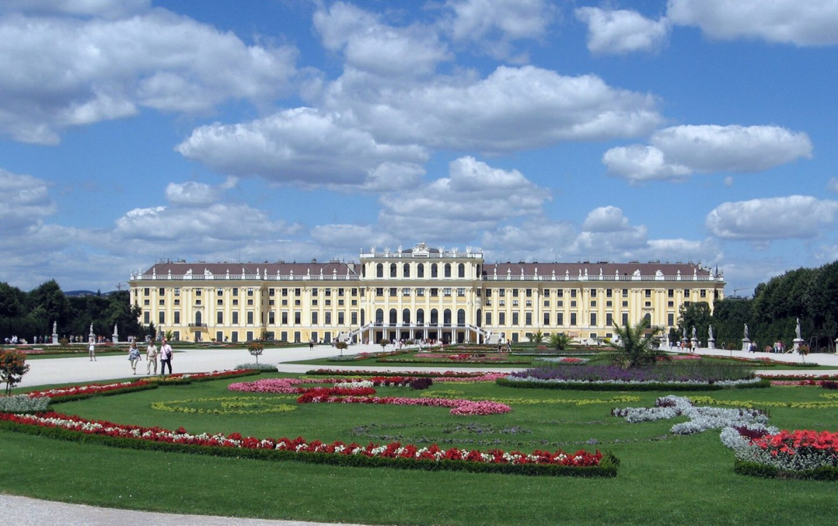 A view of Schönbrunn Palace in its estate setting