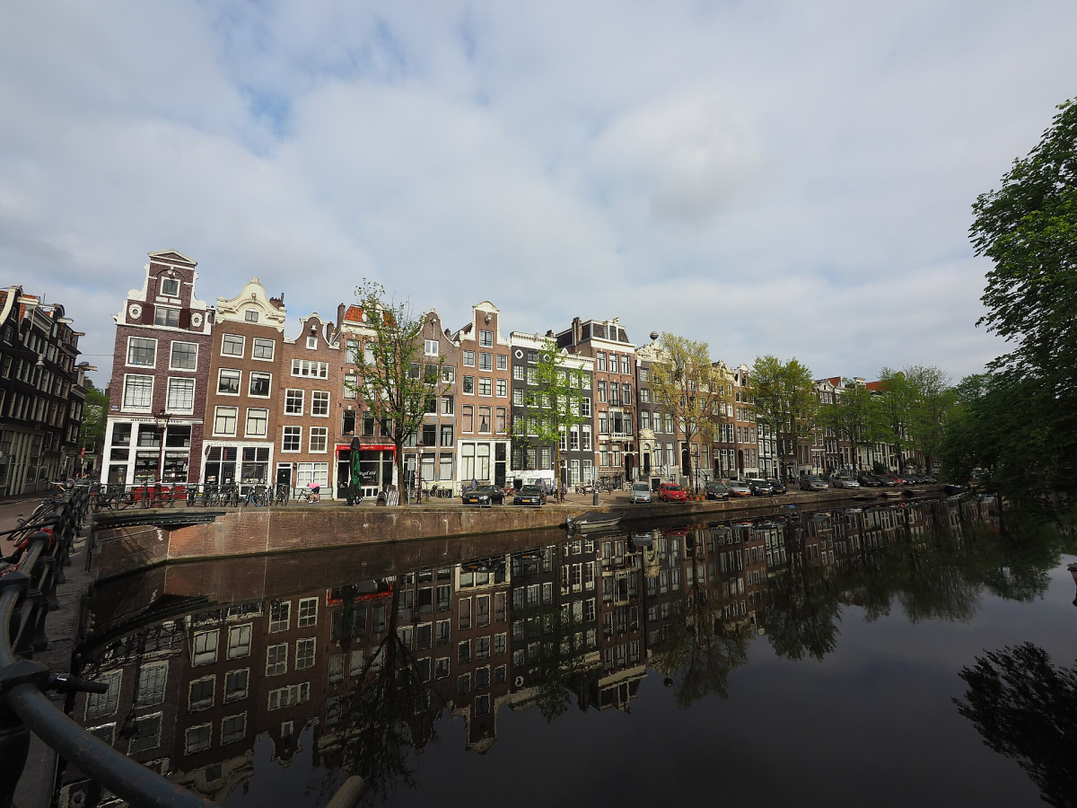 The canal setting near Singel and Wijde Heisteeg.