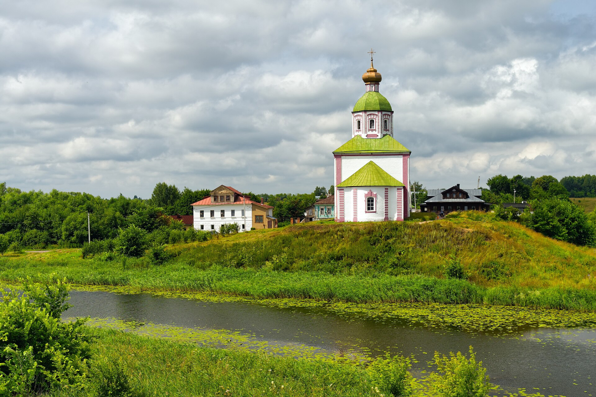 Kamenka River and Church of Elijah the Prophet in Suzdal