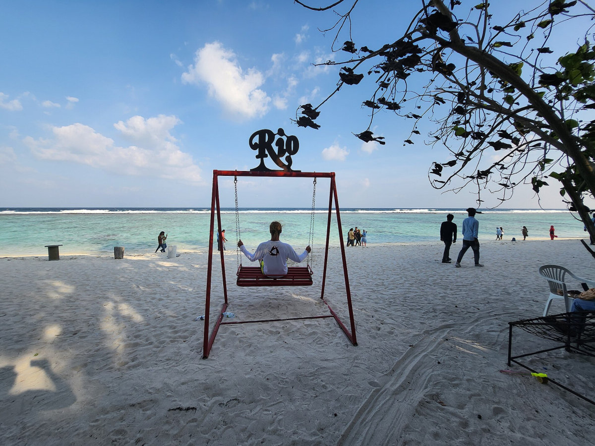 A beach swing on Hulhumalé A beach swing on Hulhumalé