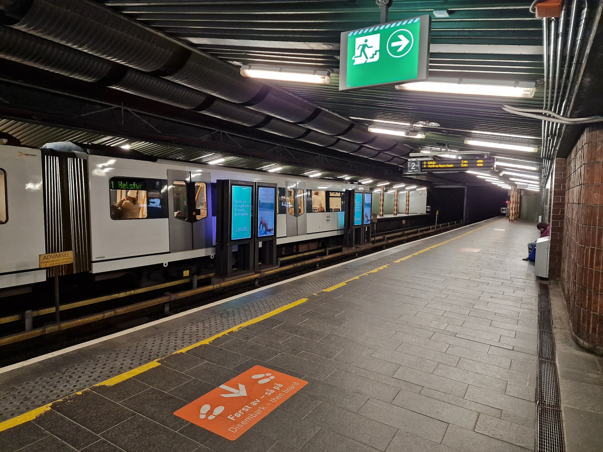 Tøyen metro station in Oslo, photographed on 19 September 2023; vehicle displays do not establish current routes.