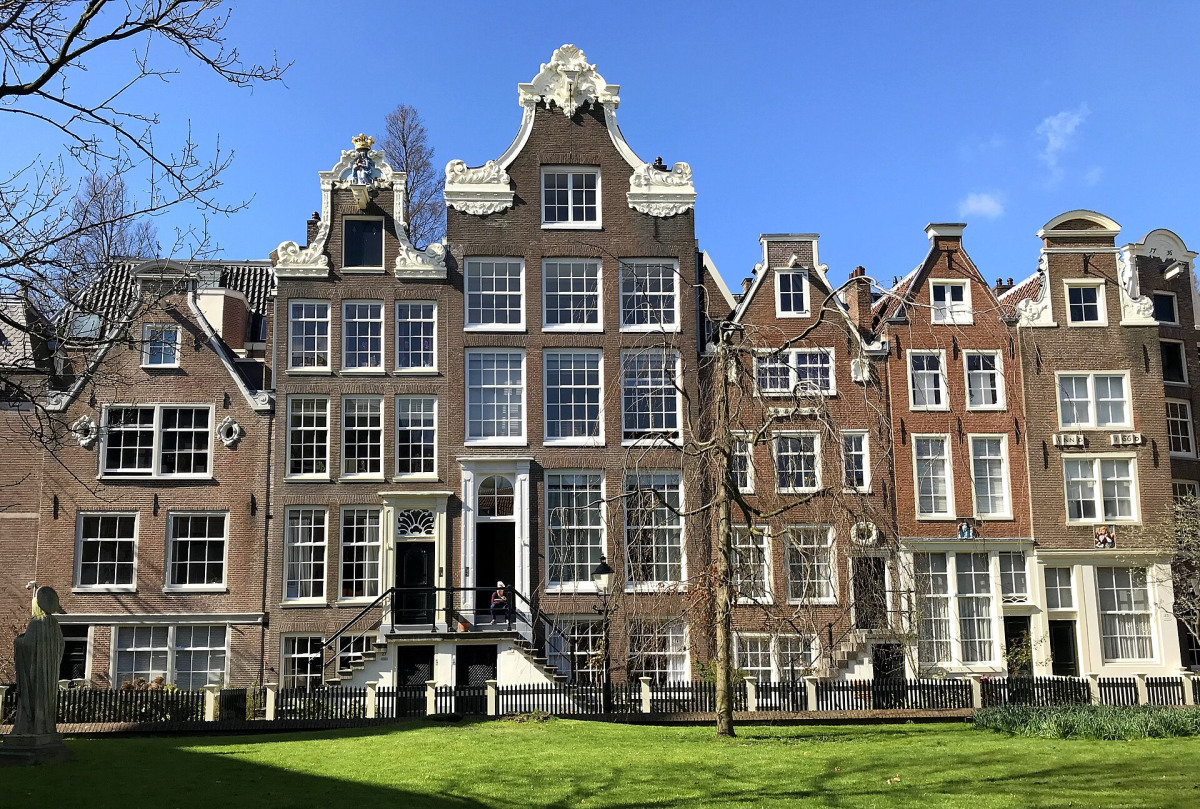 The green courtyard and houses of the Begijnhof.