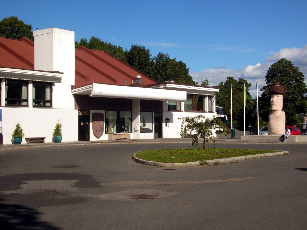 The entrance to the Kon-Tiki Museum on Bygdøy; exterior photograph, not the museum’s current exhibition. The entrance to the Kon-Tiki Museum on Bygdøy; exterior photograph, not the museum’s current exhibition.