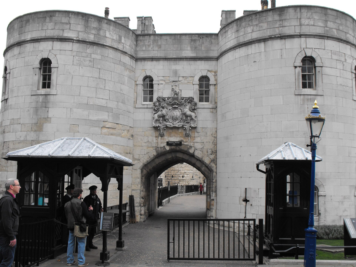 Tower of London entrance, photographed in 2014; a sightseeing pass does not by itself guarantee a timed reservation.