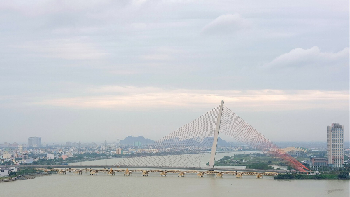 Tran Thi Ly Bridge and the Han River in Da Nang