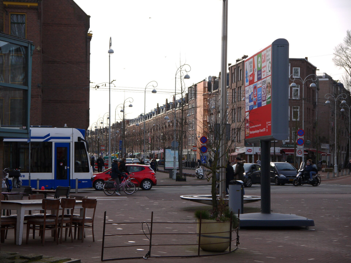 A tram crossing Molukkenstraat at Javastraat, photographed in 2015. A tram crossing Molukkenstraat at Javastraat, photographed in 2015.