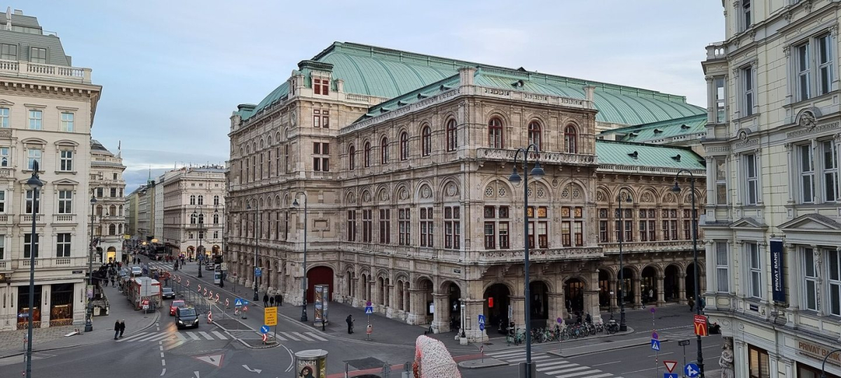Vienna State Opera in its Ringstrasse setting