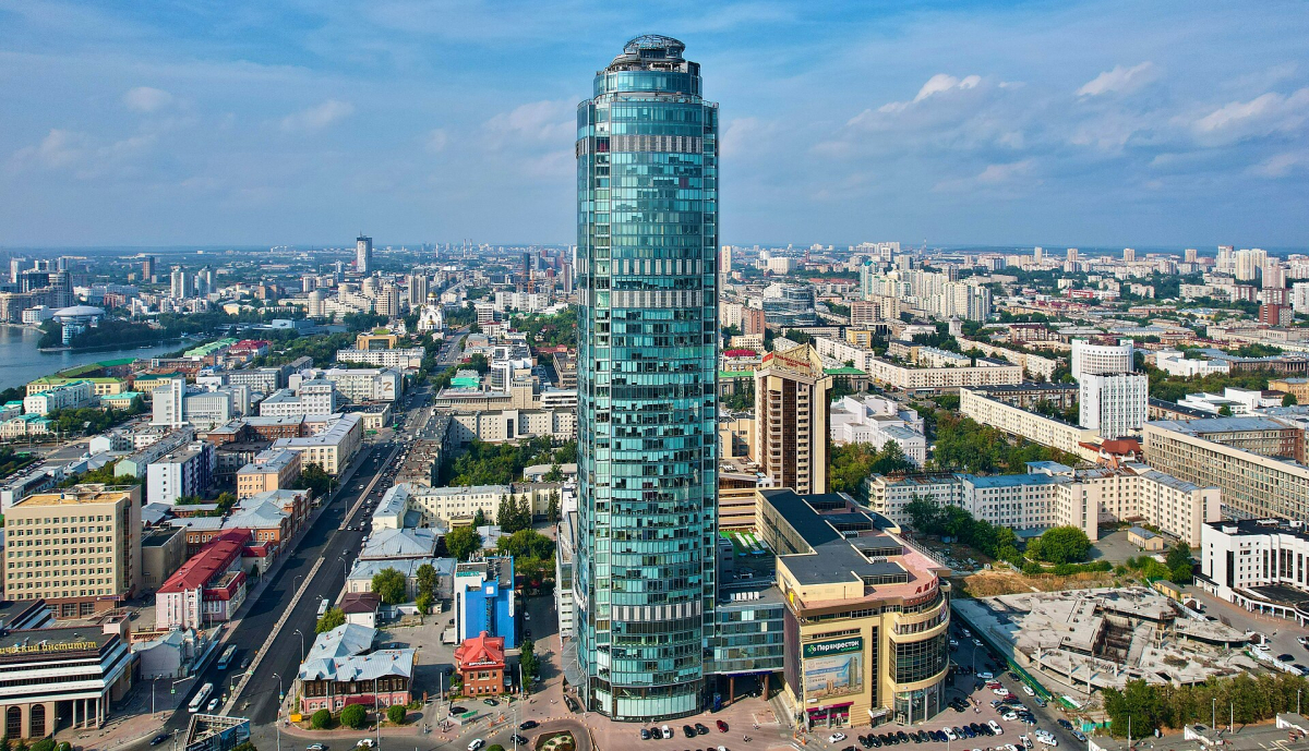 Vysotsky skyscraper and the surrounding Yekaterinburg cityscape Vysotsky skyscraper and the surrounding Yekaterinburg cityscape