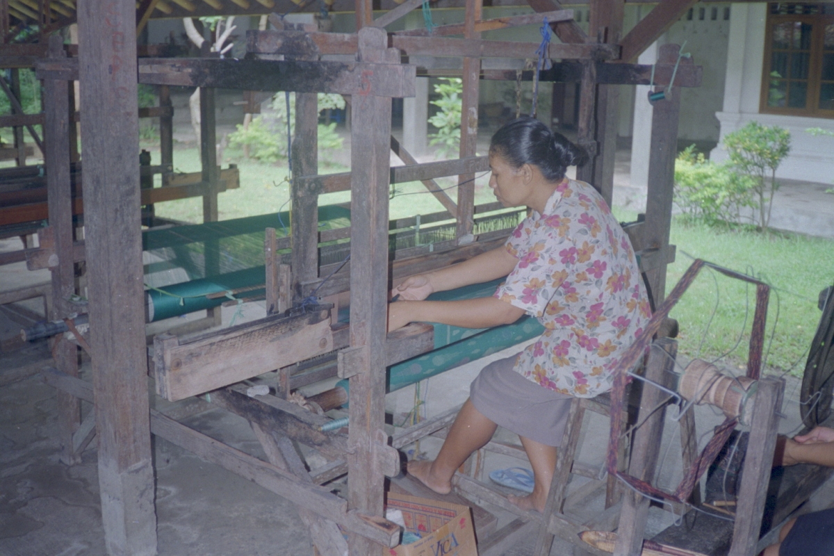 Traditional weaving in Bali, photographed in 2008. The image illustrates the making process rather than a named current workshop. Traditional weaving in Bali
