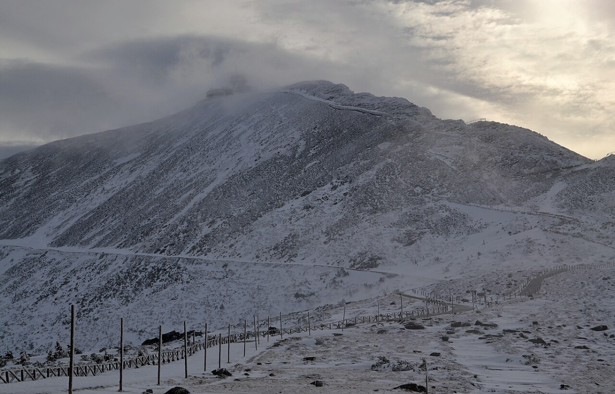 Śnieżka and the Karkonosze in winter Śnieżka and the Karkonosze in winter