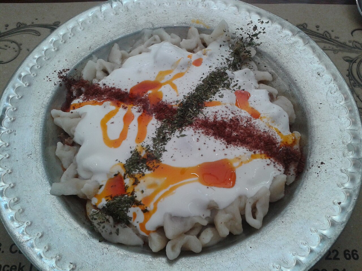Turkish mantı dumplings with yogurt and spiced butter