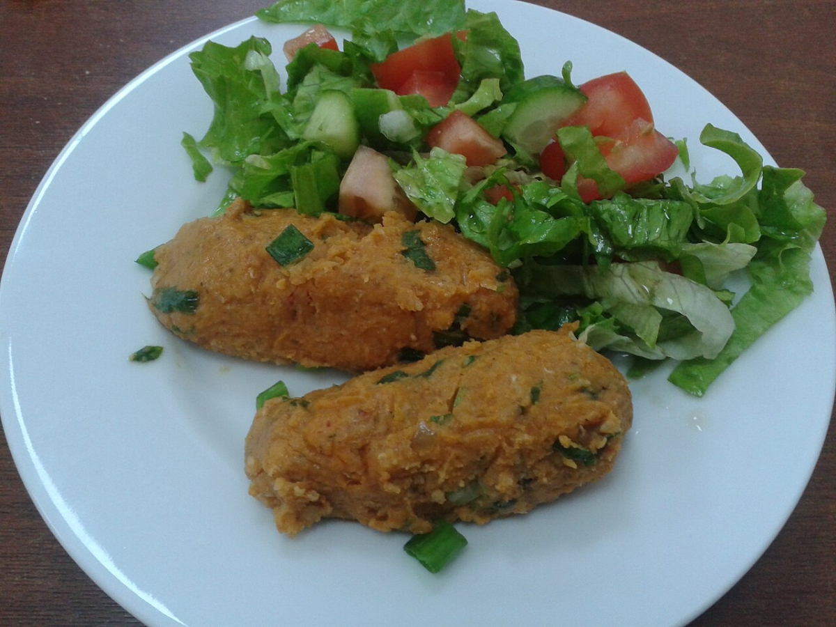 Mercimek köftesi with salad on a plate