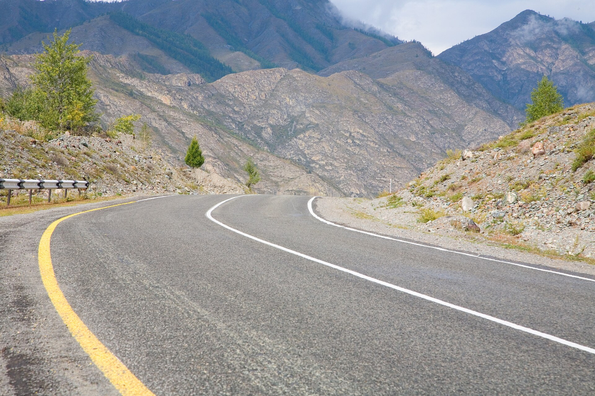 Paved curve on the Chuysky Tract in Altai Paved curve on the Chuysky Tract in Altai