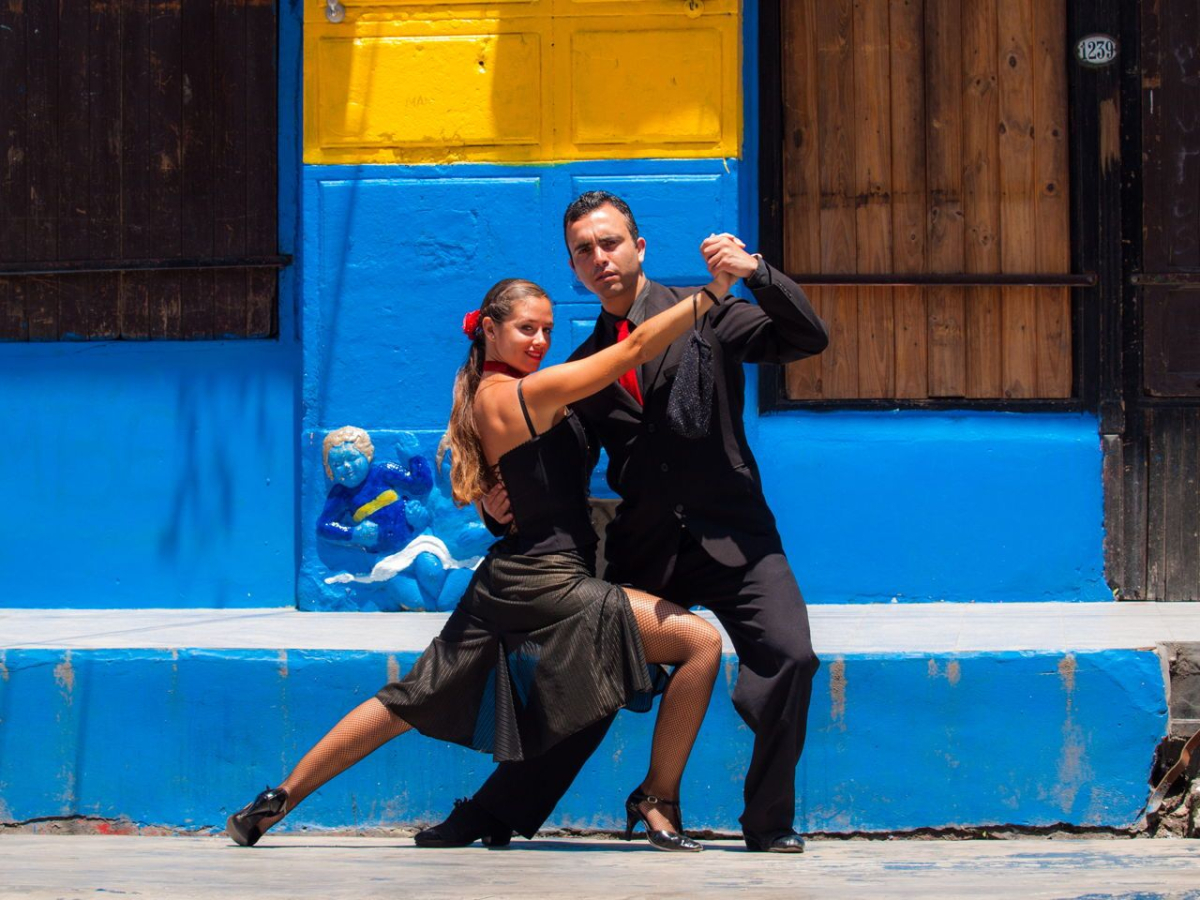 tango dancers in buenos arires
