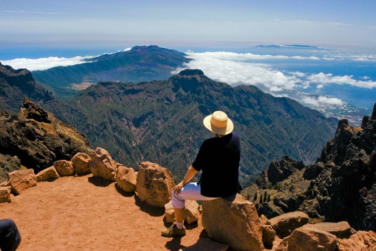La Palma’s Caldera de Taburiente – one of the best hiking spots in the Canary Islands Hikers overlooking Caldera de Taburiente in La Palma