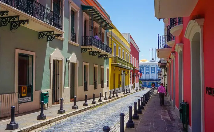 Puerto Rico Safety – Neighborhood Awareness and Everyday Travel Situations Daytime street in Old San Juan, Puerto Rico, showing a calm neighborhood atmosphere and everyday city life