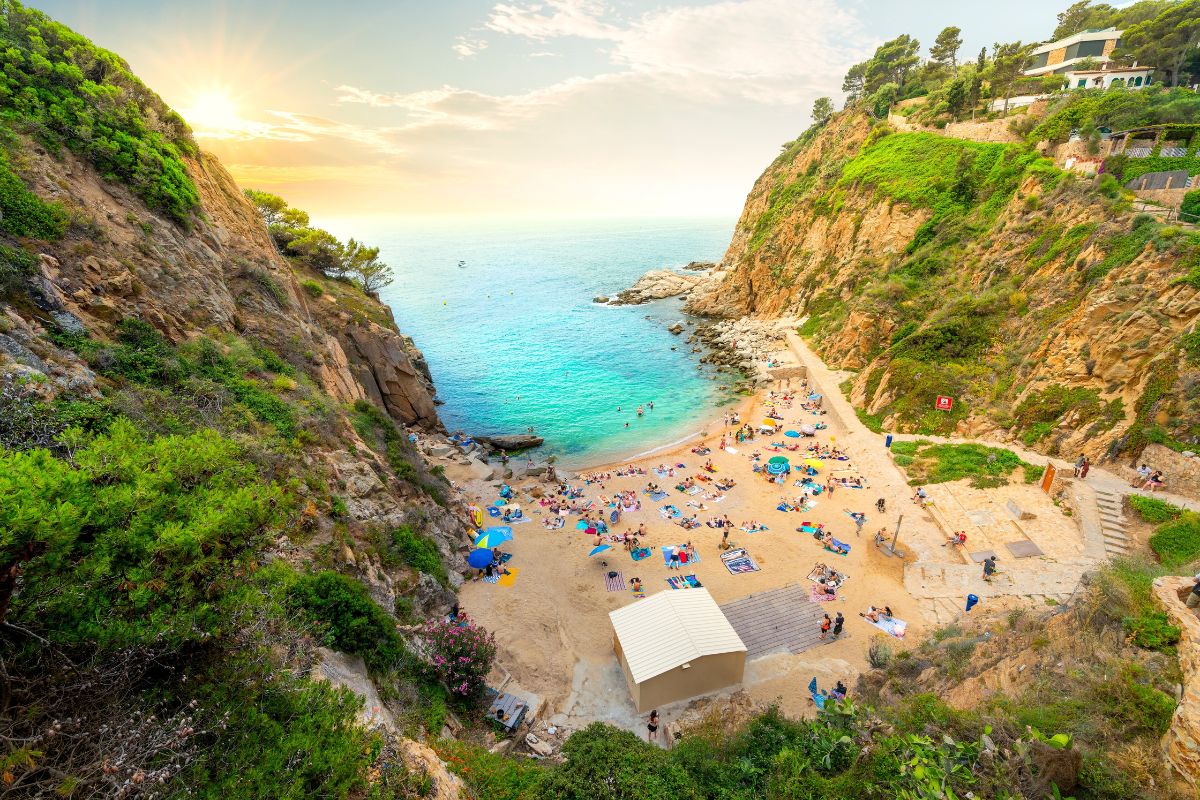 Beaches in Spain – Mediterranean coves with turquoise waters and golden sand Golden sandy cove on the Spanish Mediterranean coast with turquoise water, gentle waves and sunlit cliffs
