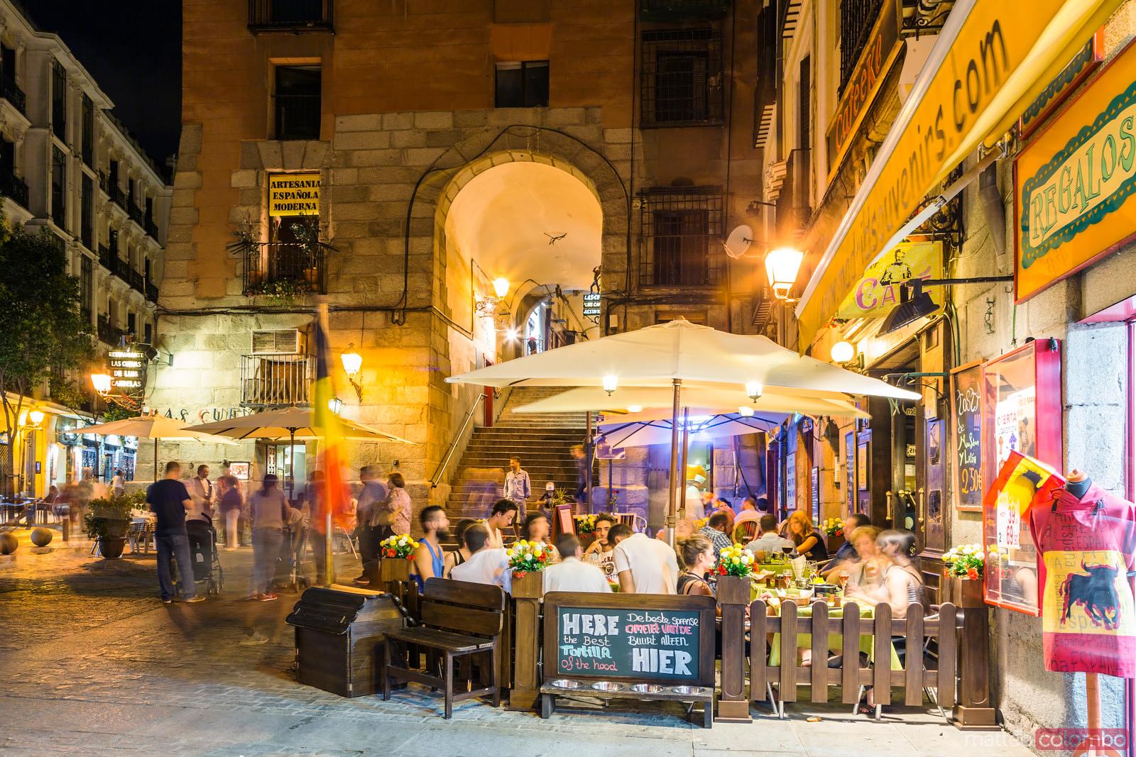 Spain Nightlife – Tapas bars, outdoor dining and vibrant Mediterranean evenings Nighttime scene in a Spanish old town with outdoor tapas bars, people dining on lively streets and warm Mediterranean evening lights